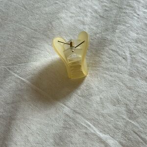 ✨ PALE YELLOW SMALL CLAW CLIP